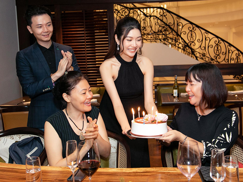 Thúy Vân chia sẻ về mẹ chồng: "Từ trước khi lấy anh thì Vân đã rất yêu quý mẹ Hảo vì mẹ rất hiền, tâm lý và cũng yêu thương quan tâm Vân. Sau này khi đã là người một nhà rồi mình có bầu thì mẹ còn yêu thương chiều chuộng Vân nhiều hơn nữa, đôi lúc còn làm cho anh Nhật phân bì".