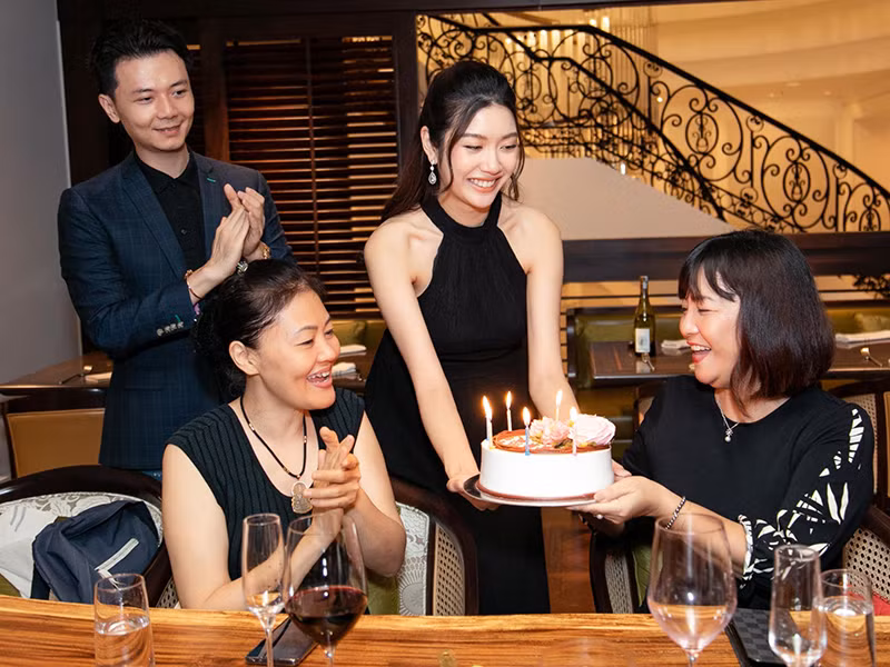 Thúy Vân chia sẻ về mẹ chồng: "Từ trước khi lấy anh thì Vân đã rất yêu quý mẹ Hảo vì mẹ rất hiền, tâm lý và cũng yêu thương quan tâm Vân. Sau này khi đã là người một nhà rồi mình có bầu thì mẹ còn yêu thương chiều chuộng Vân nhiều hơn nữa, đôi lúc còn làm cho anh Nhật phân bì".