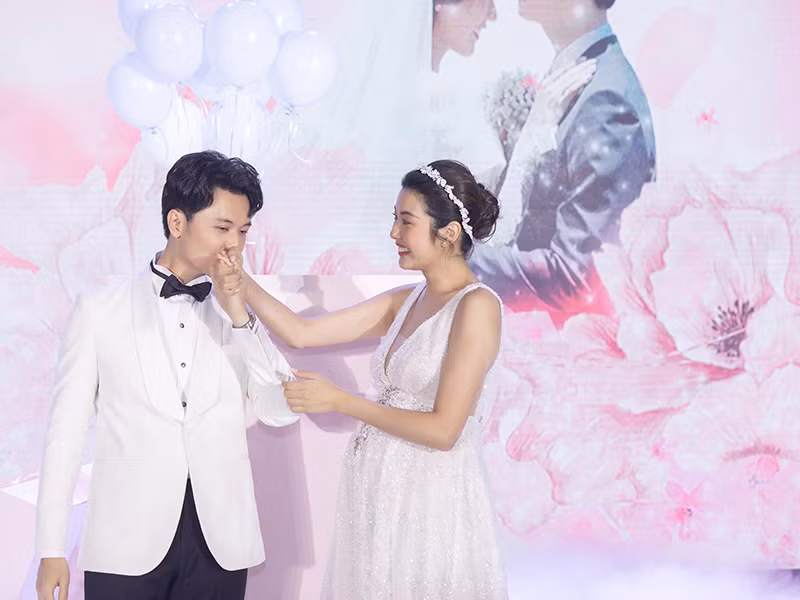 Thúy Vân lên xe hoa vào tháng 7/2020. Ông xã của cô là doanh nhân Nhật Vũ.