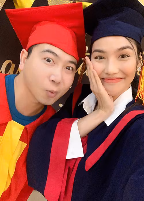 Lan Khuê kết hôn với doanh nhân Tuấn John năm 2018. Đáng chú ý, chồng của Lan Khuê từng hẹn hò Thúy Vân.