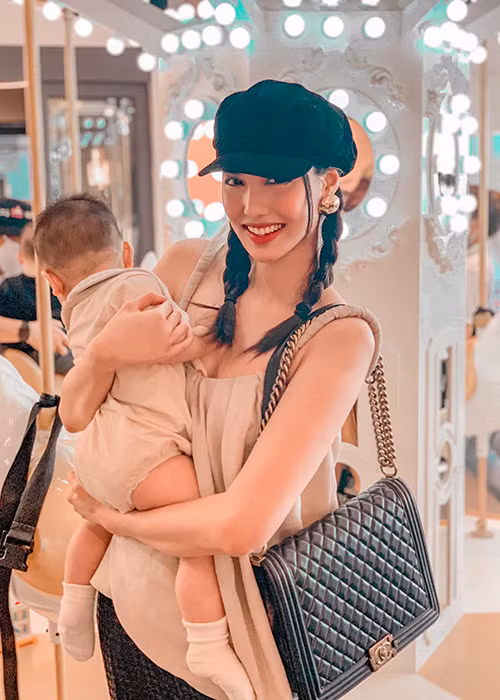 Sau 1 năm kết hôn, Lan Khuê hạ sinh quý tử đầu lòng.