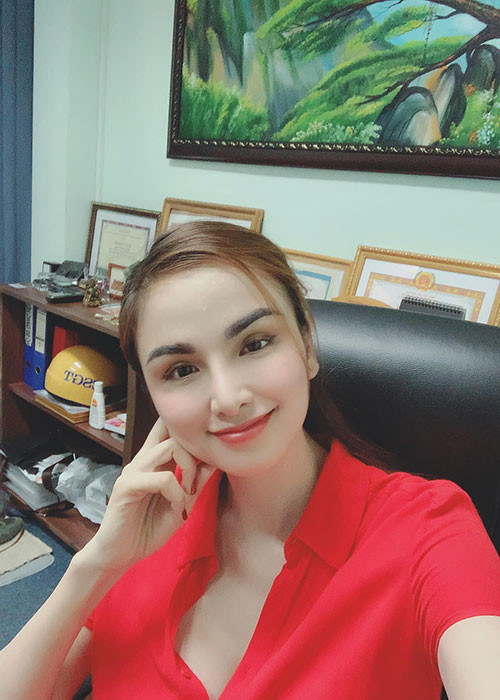 Diễm Hương có một ngày bận rộn, sáng đi dạy, trưa về làm răng, chiều qua thẩm mỹ viện.