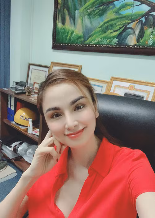 Diễm Hương có một ngày bận rộn, sáng đi dạy, trưa về làm răng, chiều qua thẩm mỹ viện.