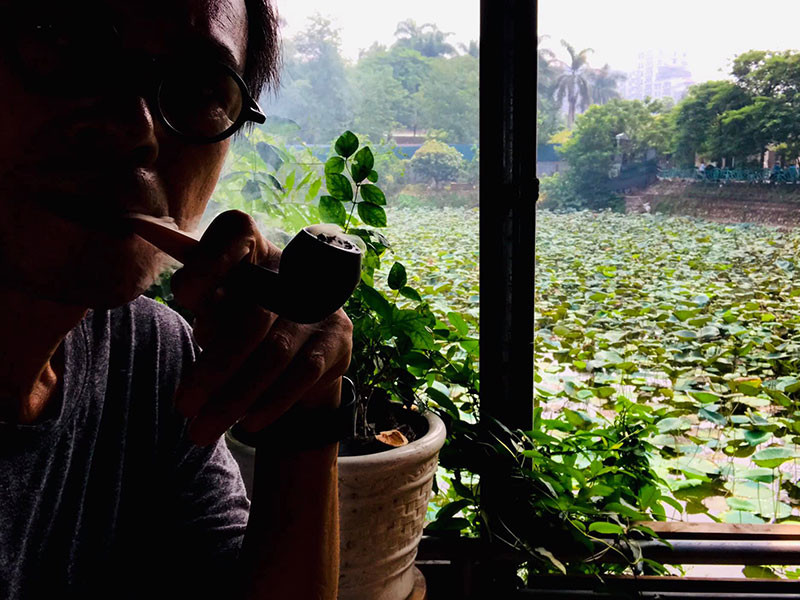 Dịp Quốc khánh 2/9 năm nay, đạo diễn Trần Lực đạp xe quanh Hồ Tây rồi ngắm đầm sen từ một quán cà phê.