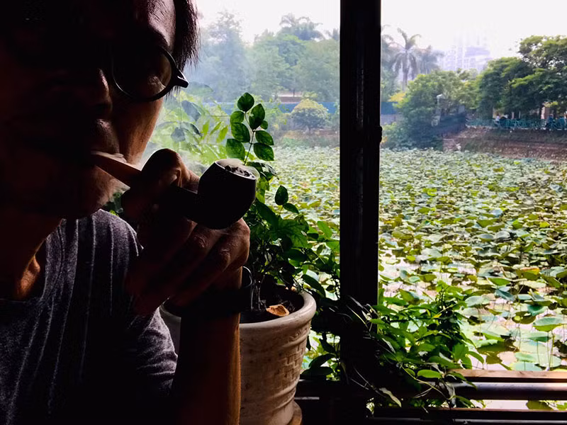 Dịp Quốc khánh 2/9 năm nay, đạo diễn Trần Lực đạp xe quanh Hồ Tây rồi ngắm đầm sen từ một quán cà phê.