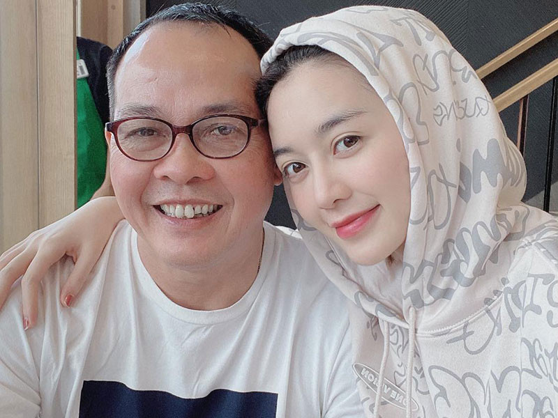 Sáng ngày 2/9, Thiều Bảo Trang đưa bố đi chơi nhân dịp sinh nhật.