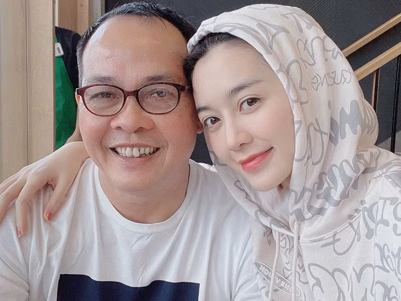 Sáng ngày 2/9, Thiều Bảo Trang đưa bố đi chơi nhân dịp sinh nhật.