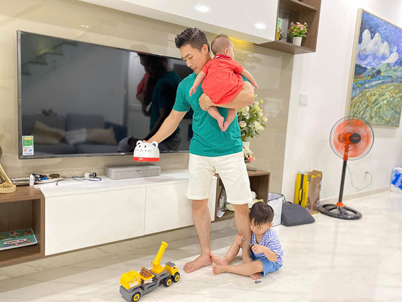 Quốc Cơ một mình chăm hai con nhỏ để vợ nấu cơm trưa.