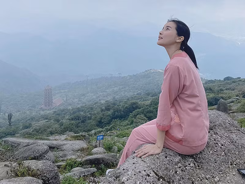 Nhiều sao Việt gác lại công việc để nghỉ ngơi vào dịp lễ. Cao Thái Hà đi chùa cầu bình an.