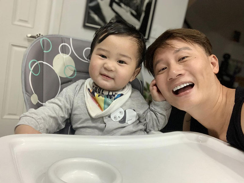 Hoàng Bách cũng dành thời gian cho gia đình vào ngày lễ. Mời quý độc giả xem video "Sự thật về đồ tiền tỷ của sao Việt". Nguồn VTC1