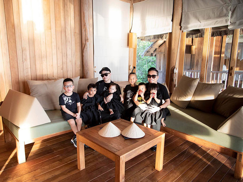 Đỗ Mạnh Cường cùng 6 người con nuôi du lịch Nha Trang dịp Quốc khánh 2/9.