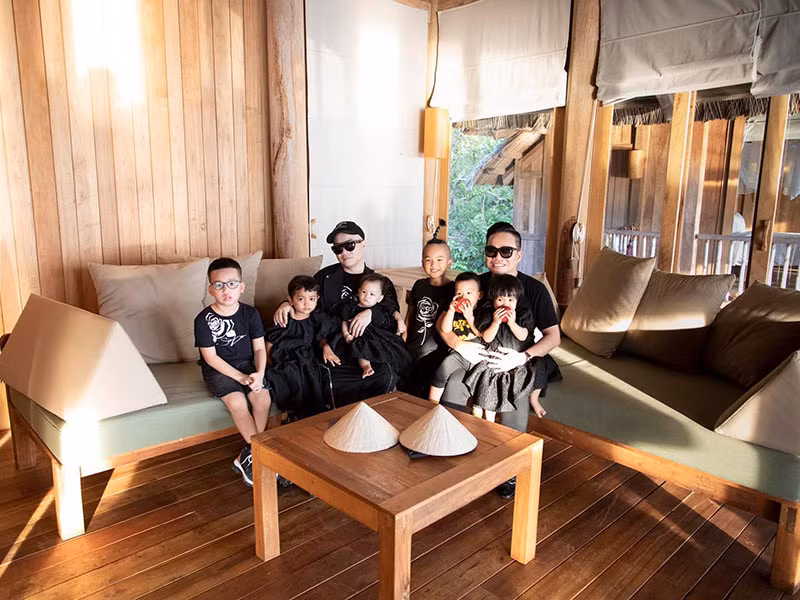 Đỗ Mạnh Cường cùng 6 người con nuôi du lịch Nha Trang dịp Quốc khánh 2/9.