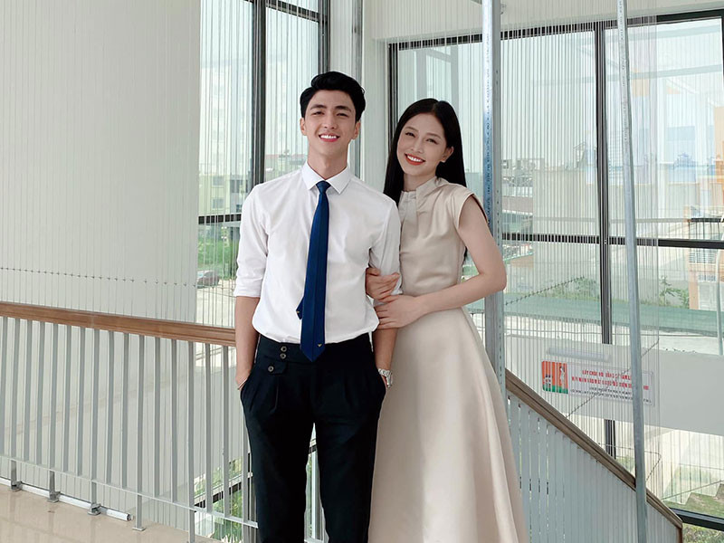 Cặp đôi Bình An - Phương Nga cũng đi dẫn chương trình.