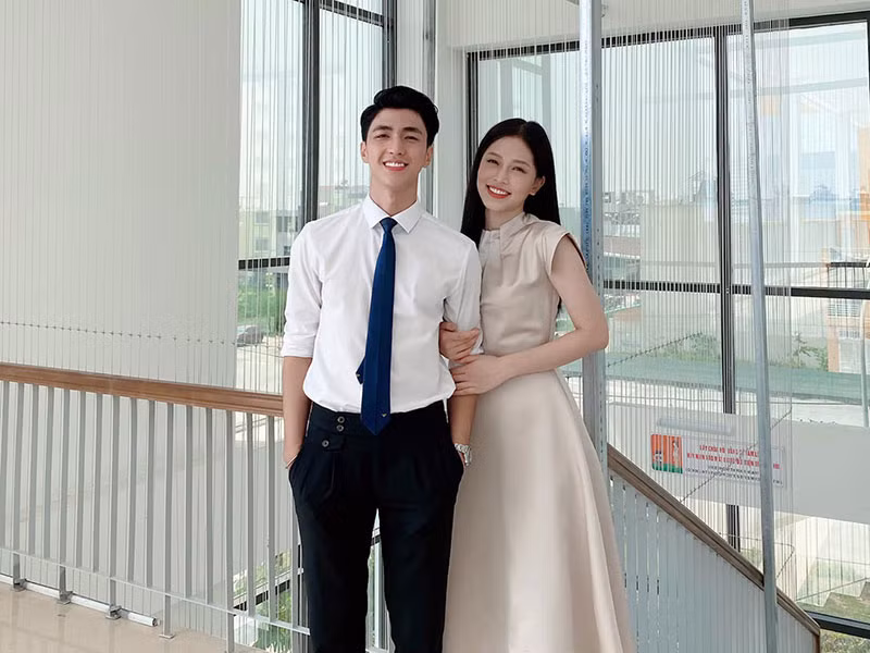 Cặp đôi Bình An - Phương Nga cũng đi dẫn chương trình.