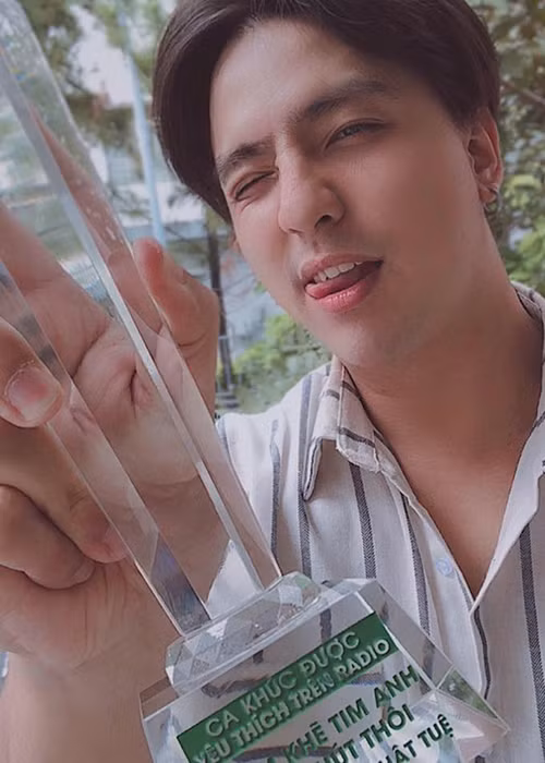 Ngoài làm ông bầu, Tăng Nhật Tuệ còn sáng tác nhạc. Một số bài hát gây chú ý của anh gồm “Phố thị”, “Chạm khẽ tim anh một chút thôi”, “Cho em gần anh thêm chút nữa”.