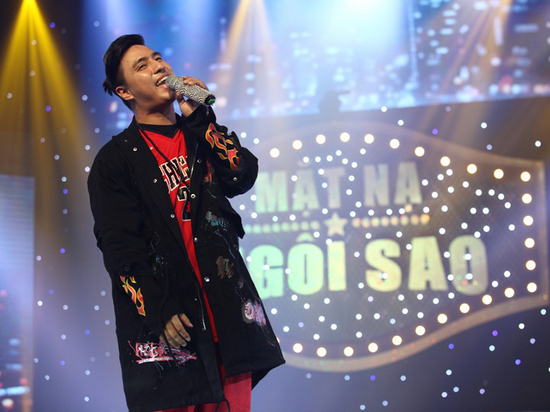 Ông bầu sinh năm 1986 cũng ca hát. Năm 2006, anh tham gia Sao mai điểm hẹn nhưng bị loại ngay từ vòng gửi xe.