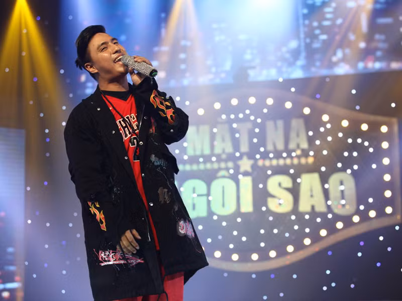 Ông bầu sinh năm 1986 cũng ca hát. Năm 2006, anh tham gia Sao mai điểm hẹn nhưng bị loại ngay từ vòng gửi xe.