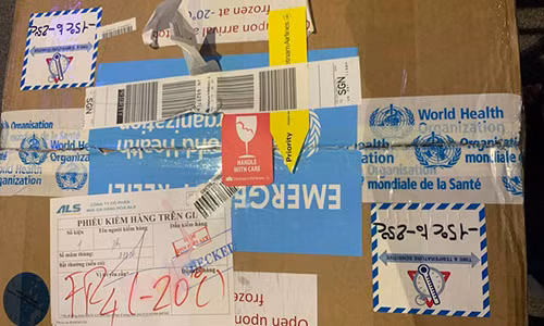 Bác sĩ mang thuốc giải độc pate Minh Chay về TP HCM Bac si mang thuoc giai doc pate Minh Chay ve TP HCM