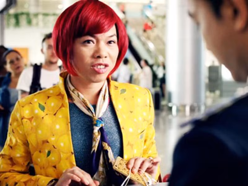 "Để Mai tính 2” đoạt doanh thu 101 tỷ sau 2 tuần công chiếu. Nhân tố gây bão là Thái Hòa với lối diễn tự nhiên, lôi cuốn. Ngoài ra, cốt truyện nhẹ nhàng, hài hước cũng níu chân khán giả. Ảnh: VTV