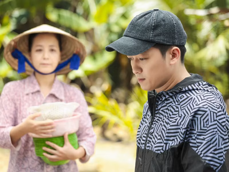 Kịch bản của “Siêu sao siêu ngố” bị chê không mới, lời thoại sến sẩm còn nam chính Trường Giang bị cho là chưa làm tròn, đặc biệt ở phân đoạn cảm xúc. Ảnh: Zing