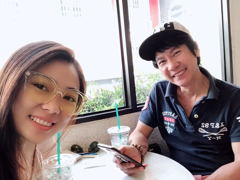 Khi Lê Huỳnh đi quay, Mỹ Linh đòi đi theo để lên phim trường chăm sóc anh.