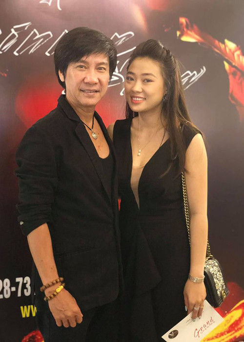 Sau khi kết hôn, Lê Huỳnh và Mỹ Linh luôn quấn quýt bên nhau. Sáng anh chở vợ đi ăn sáng, đi chợ. Chiều hai vợ chồng cùng xem phim.