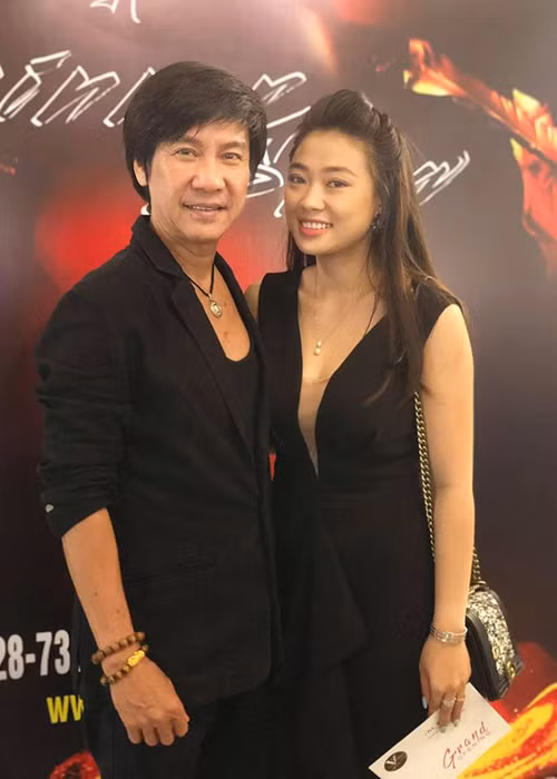 Sau khi kết hôn, Lê Huỳnh và Mỹ Linh luôn quấn quýt bên nhau. Sáng anh chở vợ đi ăn sáng, đi chợ. Chiều hai vợ chồng cùng xem phim.