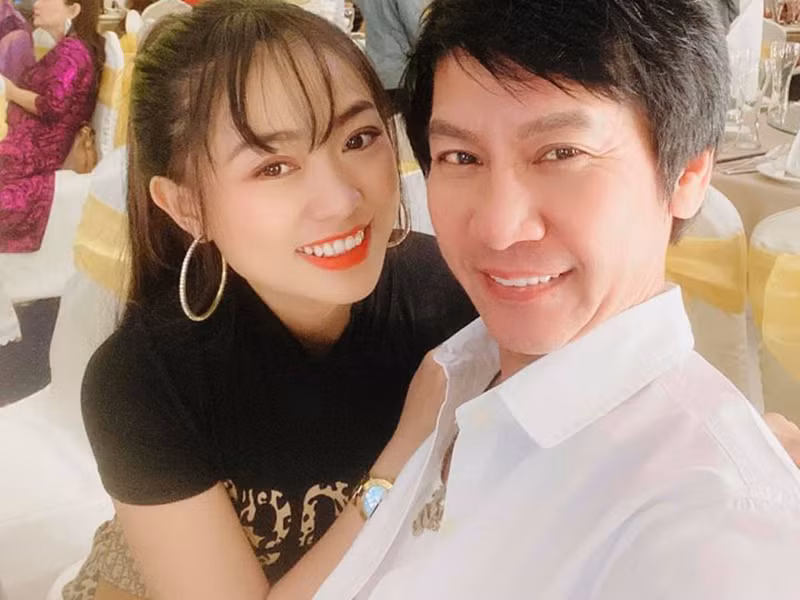 Cặp đôi không bận tâm đến những lời dị nghị của dư luận khi chênh nhau đến gần 30 tuổi.