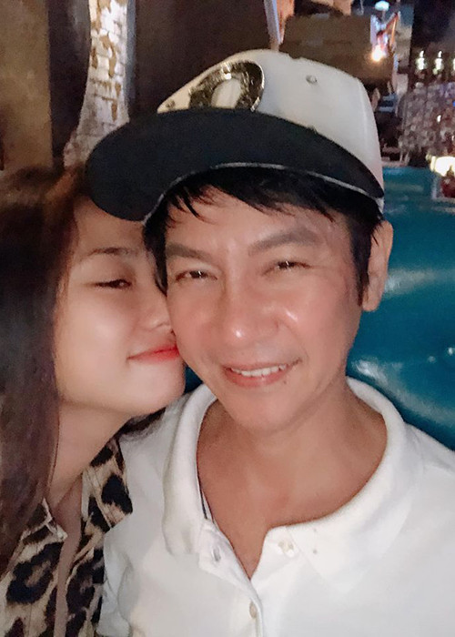 Đối với Lê Huỳnh, Mỹ Linh giống như món quà ông trời ban cho anh, là một cô vợ vừa trẻ đẹp, thông minh lại hòa hợp với bản tính của anh.