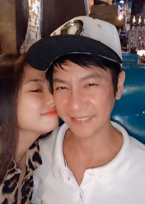 Đối với Lê Huỳnh, Mỹ Linh giống như món quà ông trời ban cho anh, là một cô vợ vừa trẻ đẹp, thông minh lại hòa hợp với bản tính của anh.