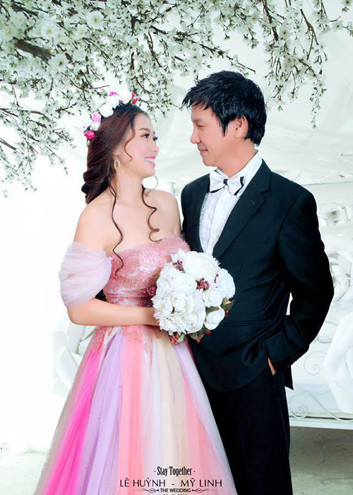 Mỹ Linh sinh năm 1993, kém Lê Huỳnh đến 29 tuổi. Cô và chồng gặp gỡ lần đầu tiên khi dự một buổi sinh nhật.