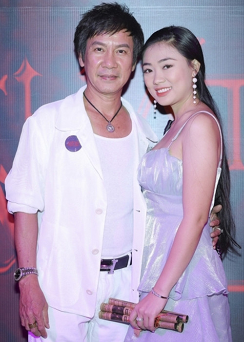 Diễn viên hài Lê Huỳnh tái hôn năm 2015. Bà xã của anh là diễn viên Mỹ Linh.