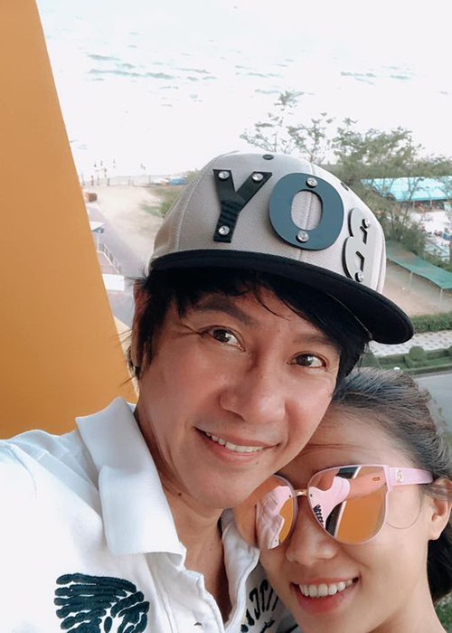 Lê Huỳnh rất chiều chuộng Mỹ Linh. Anh thường xuyên đưa đón vợ đi diễn, san sẻ công việc nhà với vợ và luôn chủ động làm lành khi cô giận.