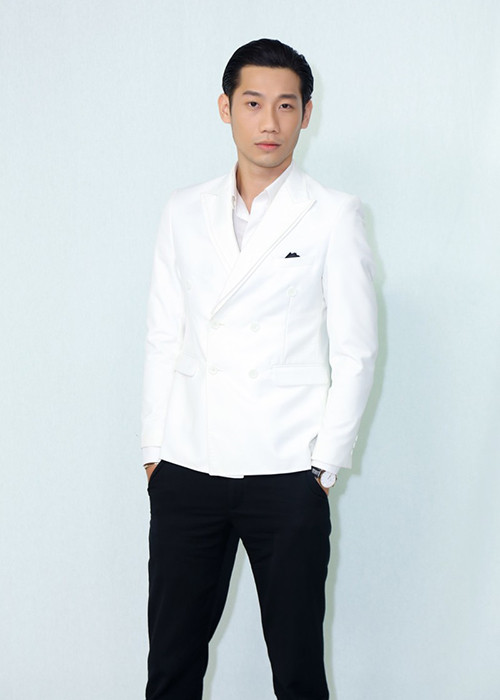 Đăng Khánh cho biết, anh luôn một mực từ chối những lời mồi chài, mời đi ăn với giá 1.000-2.000 USD rồi đề nghị về nhà, đi khách sạn. Ảnh: Sao style