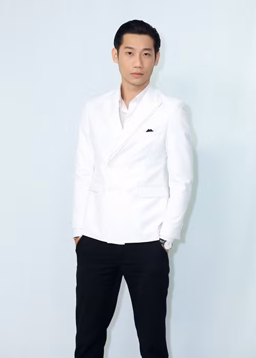 Đăng Khánh cho biết, anh luôn một mực từ chối những lời mồi chài, mời đi ăn với giá 1.000-2.000 USD rồi đề nghị về nhà, đi khách sạn. Ảnh: Sao style