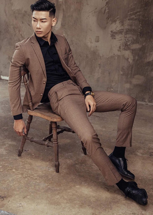 Hoạt động trong showbiz được 6 năm, Đăng Khánh không phải là người mẫu quá nổi bật. Ảnh: Tiền Phong Xem video "Từ bỏ ước mơ nghề nghiệp vì bị gạ tình công sở". Nguồn VTC Now