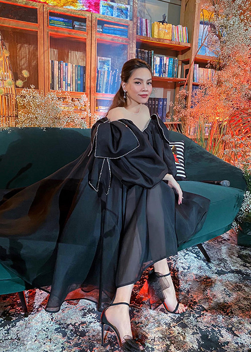 Trước lời chúc mừng của Hà Anh Tuấn, Hà Hồ tỏ ra bối rối, liên tục nhắc nam ca sĩ dừng lại.