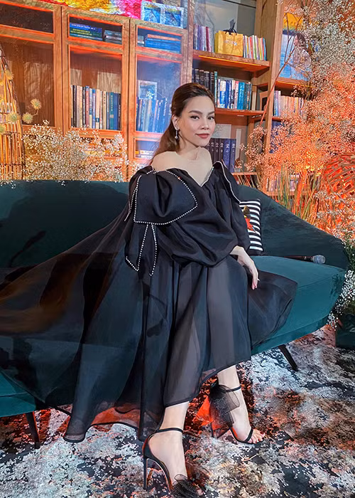 Trước lời chúc mừng của Hà Anh Tuấn, Hà Hồ tỏ ra bối rối, liên tục nhắc nam ca sĩ dừng lại.