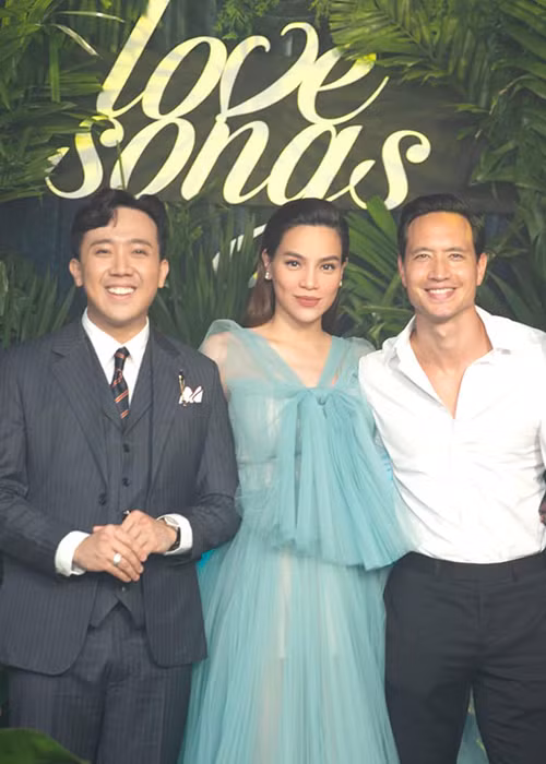 Tại sự kiện cách đây ít tháng , Kim Lý từng ngầm khẳng định có tin vui khi ân cần xoa bụng bầu của Hồ Ngọc Hà. Đáng chú ý, gần đây, cặp đôi cũng công khai xưng hô vợ chồng. Ngoài ra, nữ ca sĩ còn gọi mẹ của Kim Lý là mẹ chồng.