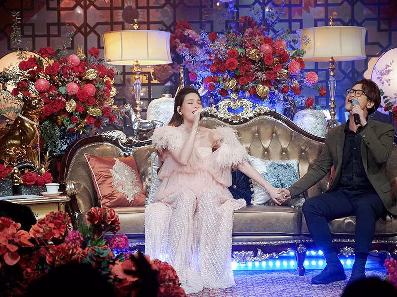 Cách đây ít ngày, khi song ca cùng Hà Anh Tuấn, Hà Hồ được đồng nghiệp tiết lộ chuyện bầu bí. Theo đó, Hà Anh Tuấn chia sẻ về vòng 2 của nữ đồng nghiệp: "Hôm qua gặp Hà trong phòng tập Tuấn "hết hồn", dù có đọc báo nhưng Tuấn không nghĩ nó to đến vậy. Mình cũng nhắn tin chúc mừng bạn "Hà giỏi quá, hạnh phúc quá".