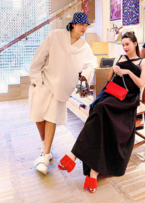 Gương mặt và tay chân của giọng ca "Cả một trời thương nhớ" vẫn thon gọn.