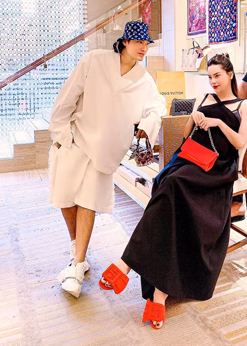 Gương mặt và tay chân của giọng ca "Cả một trời thương nhớ" vẫn thon gọn.