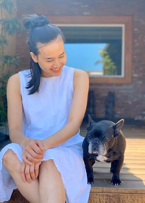 Cuộc sống của Dương Mỹ Linh đầy bình yên. Ngoài công việc, cô dành khá nhiều thời gian rảnh rỗi để gặp gỡ bạn bè.