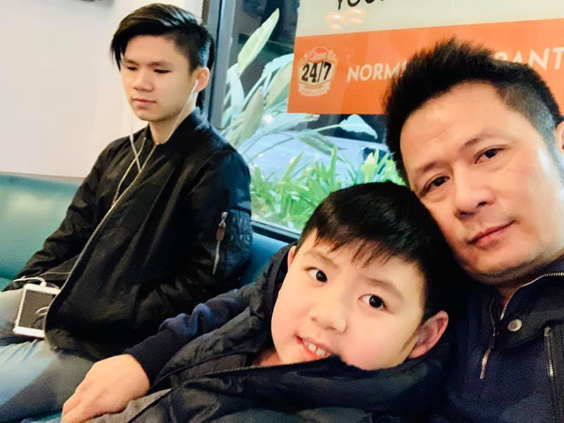 3 cậu con trai của nam ca sĩ đang sống cùng mẹ.