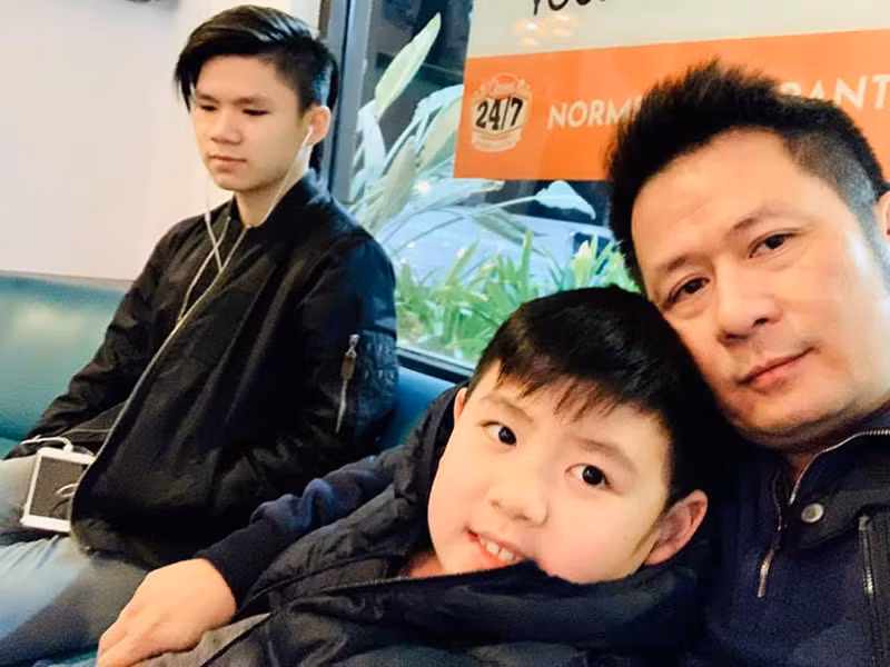 3 cậu con trai của nam ca sĩ đang sống cùng mẹ.