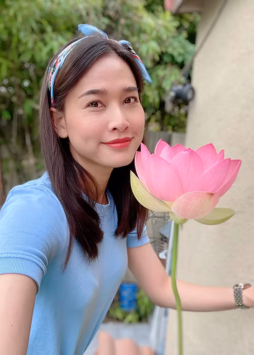 Ở Mỹ, ngoài nấu ăn, tình cũ của Bằng Kiều còn có sở thích làm vườn. Cô trồng các loại hoa, rau, quả Việt Nam.