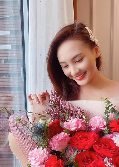 Cách đây không lâu, Bảo Thanh hạnh phúc khoe chiếc xế hộp màu đỏ, có giá trị hơn 2 tỷ đồng. Đây là món quà của ông xã nữ diễn viên.