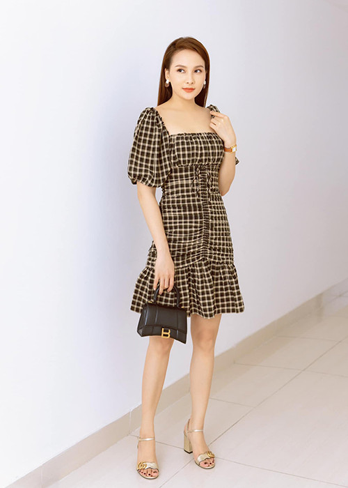 Bà mẹ một con xuất hiện trẻ trung ở một sự kiện.