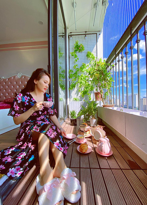 Cô khoe tận hưởng bữa trà chiều trong căn hộ.