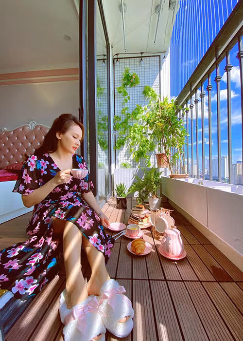 Cô khoe tận hưởng bữa trà chiều trong căn hộ.